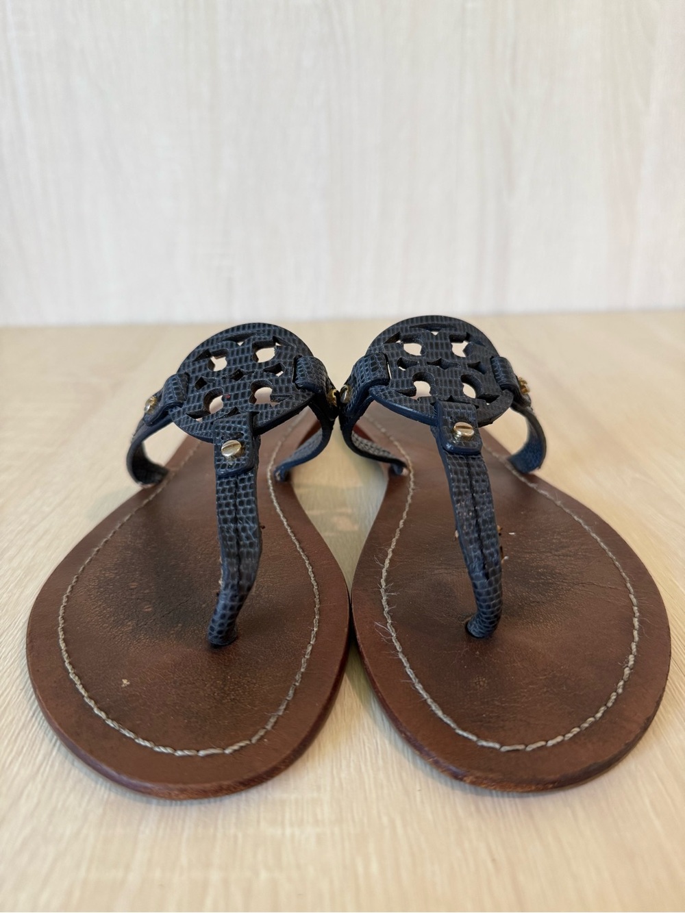 Tory Burch Miller Blue Leather Thong Sandals Women Size 6.5 Flat Logo Medallion - Picture 5 of 12